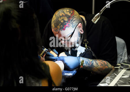 Brighton UK 30. April 2016 - Tattoo-Künstler bei der Arbeit auf der 9. jährliche Brighton Tattoo Convention statt in der Brighton Centre an diesem Wochenende © Simon Dack/Alamy Live News Bildnachweis: Simon Dack/Alamy Live News Stockfoto