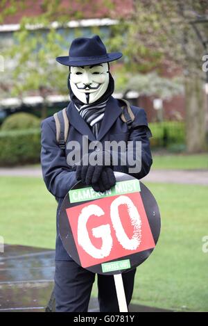 Manchester, UK. 30. April 2016. In allen Heiligen Park treffen sich Hunderte von Gewerkschafterinnen und Gewerkschafter, AktivistInnen und Aktivisten zu einer Kundgebung vor dem marschieren Sackville Gardens, wo viele Aktivitäten in der Mechanics Institute stattfinden werden, mit Redner, darunter Arthur Scargill, ehemalige NUM-Präsident und Christine Blower aus der Nuss. Bildnachweis: John Fryer/Alamy Live-Nachrichten Stockfoto