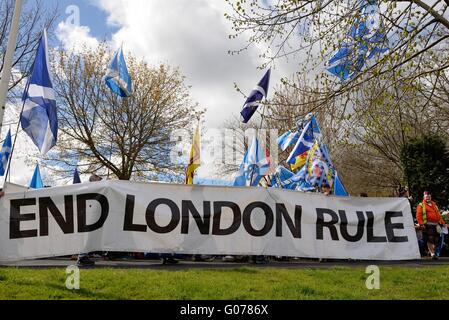 Glasgow, Schottland. 30. März 2016. Menschen versammeln sich unter einer "End-London-Regel" Banner für einen Marsch für Unabhängigkeit durch Stadtzentrum von Glasgow. Stockfoto