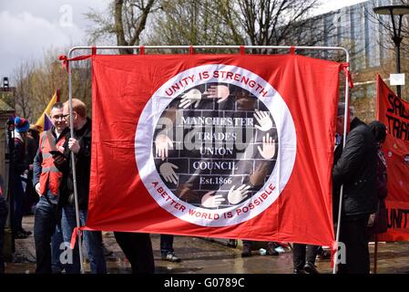 Manchester, UK. 30. April 2016. In allen Heiligen Park treffen sich Hunderte von Gewerkschafterinnen und Gewerkschafter, AktivistInnen und Aktivisten zu einer Kundgebung vor dem marschieren Sackville Gardens, wo viele Aktivitäten in der Mechanics Institute stattfinden werden, mit Redner, darunter Arthur Scargill, ehemalige NUM-Präsident und Christine Blower aus der Nuss. Bildnachweis: John Fryer/Alamy Live-Nachrichten Stockfoto