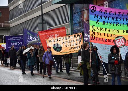 Manchester, UK. 30. April 2016. In allen Heiligen Park treffen sich Hunderte von Gewerkschafterinnen und Gewerkschafter, AktivistInnen und Aktivisten zu einer Kundgebung vor dem marschieren Sackville Gardens, wo viele Aktivitäten in der Mechanics Institute stattfinden werden, mit Redner, darunter Arthur Scargill, ehemalige NUM-Präsident und Christine Blower aus der Nuss. Bildnachweis: John Fryer/Alamy Live-Nachrichten Stockfoto