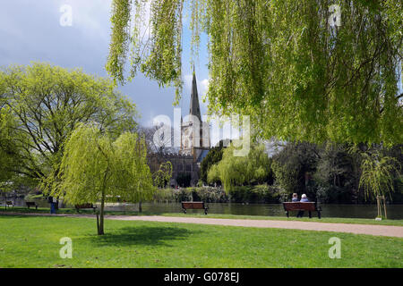 -Upon-Avon, England, Vereinigtes Königreich; 30. April 2016. Ein schöner Tag werden nach unten durch den Fluss Avon mit der Heiligen Dreifaltigkeit Kirche im Hintergrund. Bildnachweis: Andrew Lockie/Alamy Live-Nachrichten Stockfoto