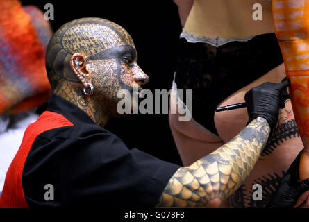 Brighton UK 30. April 2016 - diese Tattoo-Künstler ist total überzogen mit Kunst da er arbeitet mit einem Kunden auf der 9. jährliche Brighton Tattoo Convention in Brighton Centre dieses Wochenende Kredit statt: Simon Dack/Alamy Live News Stockfoto