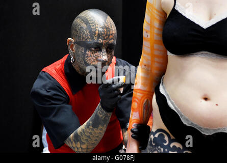 Brighton UK 30. April 2016 - diese Tattoo-Künstler ist total überzogen mit Kunst da er arbeitet mit einem Kunden auf der 9. jährliche Brighton Tattoo Convention in Brighton Centre dieses Wochenende Kredit statt: Simon Dack/Alamy Live News Stockfoto