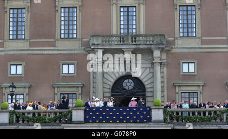 Stockholm, Schweden. 30. April 2016. Princess Sofia, Prinzessin Estelle, Prinzessin Madeleine, König Carl Gustav, Christopher O'Neill, Prinz Carl Philip, Königin Sylvia, Kronprinzessin Victoria und Prinz Daniel Feier von König Carl Gustaf 70. Geburtstag Te Deum Thankgsgiving Service · Süd-Tresor, The Royal Palace, Ankunft der schwedischen Königsfamilie und Gäste RPE/Albert Nieboer/Niederlande - NO WIRE SERVICE - Credit: Dpa picture-Alliance/Alamy Live News Stockfoto