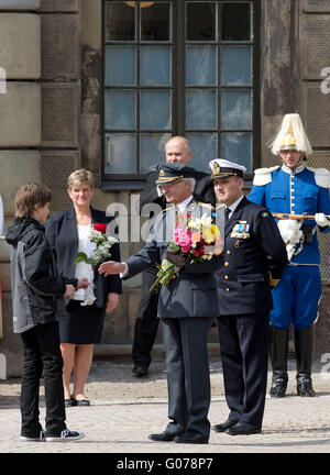 Stockholm, Schweden. 30. April 2016. Prinz Carl Philip während der Feier seines 70. Geburtstages mit Gästen. RPE/Albert Nieboer/Niederlande, - kein Draht-SERVICE - Guthaben: Dpa picture-Alliance/Alamy Live News Stockfoto