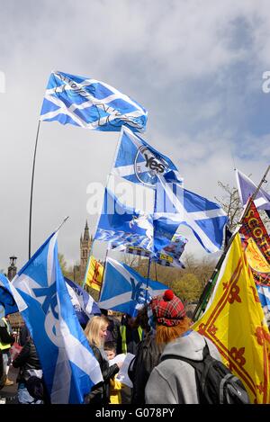 Kelvingrove Park, Glasgow, Schottland. 30. März 2016. Menschen versammeln sich unter schottischen Flagge für einen Unabhängigkeit Marsch durch Stadtzentrum von Glasgow. Stockfoto