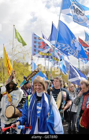 Kelvingrove Park, Glasgow, Schottland. 30. März 2016. Menschen versammeln sich unter schottischen Flagge für einen Unabhängigkeit Marsch durch Stadtzentrum von Glasgow. Stockfoto