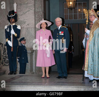 Stockholm, Schweden. 30. April 2016. Der schwedische König Carl Gustaf (4 L) und Königin Silvia (3. L) kommen für die königliche Kapelle während der Feierlichkeiten der 70. Geburtstag des Königs in Stockholm, die Hauptstadt von Schweden, 30. April 2016. Bildnachweis: Rob Schoenbaum/Xinhua/Alamy Live-Nachrichten Stockfoto