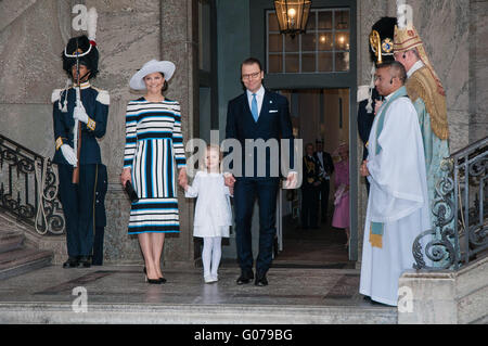 Stockholm, Schweden. 30. April 2016. Schwedens Kronprinzessin Victoria (2. L), ihr Ehemann Prinz Daniel (4. L) und ihre Tochter Prinzessin Estelle (3. L) kommen für die königliche Kapelle während der Feierlichkeiten der König Carl Gustaf 70. Geburtstag in Stockholm, die Hauptstadt von Schweden, 30. April 2016. Bildnachweis: Rob Schoenbaum/Xinhua/Alamy Live-Nachrichten Stockfoto