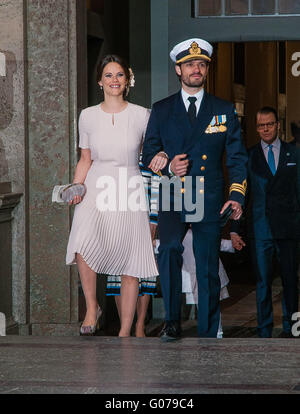 Stockholm, Schweden. 30. April 2016. Schwedens Prinz Carl Philip (2 L) und Prinzessin Sofia (1. L) kommen für die königliche Kapelle während der Feierlichkeiten der König Carl Gustaf 70. Geburtstag in Stockholm, die Hauptstadt von Schweden, 30. April 2016. Bildnachweis: Rob Schoenbaum/Xinhua/Alamy Live-Nachrichten Stockfoto