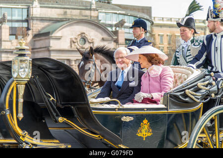 Stockholm, Schweden. 30. April 2016. Der schwedische König Carl Gustaf (L, vorn) und Königin Silvia (R, vorne) unter den Gratulanten im Gefolge aus der königlichen Palast in Stockholm, Stockholm City Hall während der Feierlichkeiten der 70. Geburtstag des Königs in Stockholm, die Hauptstadt von Schweden, 30. April 2016 zu begrüßen. Bildnachweis: Wei Xuechao/Xinhua/Alamy Live-Nachrichten Stockfoto