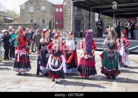 Skipton, Yorkshire, Vereinigtes Königreich. 30. April 2016,400 Rosen auf das Canalside vor einem großen Publikum auf Skipton Wasserstraße Festival durchführen. Bildnachweis: Neil Porter / Alamy Live News Stockfoto