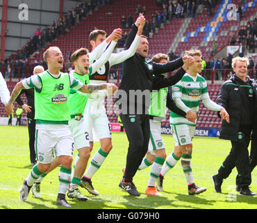 Tynecastle, Edinburgh, Schottland. 30. April 2016. Scottish Premier League. Herzen gegen Celtic. Keltische Spieler feiern am Ende des Spiels Credit: Action Plus Sport/Alamy Live News Stockfoto