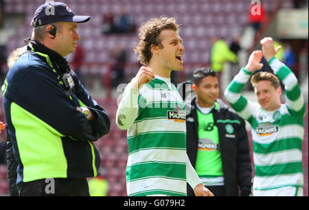 Tynecastle, Edinburgh, Schottland. 30. April 2016. Scottish Premier League. Herzen gegen Celtic. Erik Sviatchenkos brüllt, die keltische Anhänger Credit: Action Plus Sport/Alamy Live News Stockfoto