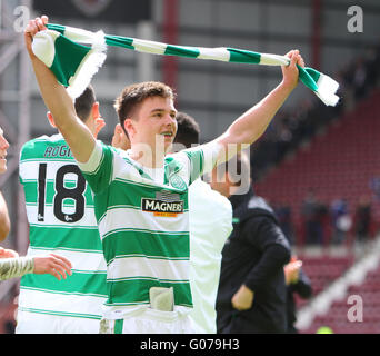 Tynecastle, Edinburgh, Schottland. 30. April 2016. Scottish Premier League. Herzen gegen Celtic. Kieran Tierney feiert der Schlusspfiff Credit: Action Plus Sport/Alamy Live News Stockfoto