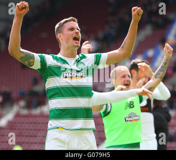 Tynecastle, Edinburgh, Schottland. 30. April 2016. Scottish Premier League. Herzen gegen Celtic. Mikael Lustig feiert auf dem Schlusspfiff Credit: Action Plus Sport/Alamy Live News Stockfoto