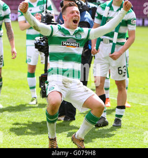 Tynecastle, Edinburgh, Schottland. 30. April 2016. Scottish Premier League. Herzen gegen Celtic. Callum McGregor feiert beim Finale Pfeifen Credit: Action Plus Sport/Alamy Live News Stockfoto