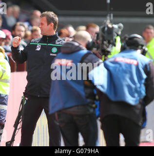 Tynecastle, Edinburgh, Schottland. 30. April 2016. Scottish Premier League. Herzen gegen Celtic. Ronny Deila feiert auf dem Schlusspfiff Credit: Action Plus Sport/Alamy Live News Stockfoto