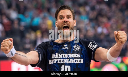 Hamburg, Deutschland. 30. April 2016. Flensburg Thomas Mogensen feiert den Sieg nach dem DHB-Pokal Halbfinale Handball Spiel zwischen Rhein-Neckar Löwen und SG Flensburg-Handewitt bei Barclaycard Arena in Hamburg, Deutschland, 30. April 2016. Foto: LUKAS SCHULZE/Dpa/Alamy Live News Stockfoto