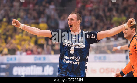 Hamburg, Deutschland. 30. April 2016. Flensburg Holger Glandorf feiert den Sieg nach dem DHB-Pokal Halbfinale Handball Spiel zwischen Rhein-Neckar Löwen und SG Flensburg-Handewitt bei Barclaycard Arena in Hamburg, Deutschland, 30. April 2016. Foto: LUKAS SCHULZE/Dpa/Alamy Live News Stockfoto