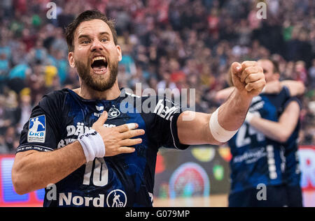 Hamburg, Deutschland. 30. April 2016. Flensburg Thomas Mogensen feiert den Sieg nach dem DHB-Pokal Halbfinale Handball Spiel zwischen Rhein-Neckar Löwen und SG Flensburg-Handewitt bei Barclaycard Arena in Hamburg, Deutschland, 30. April 2016. Foto: LUKAS SCHULZE/Dpa/Alamy Live News Stockfoto