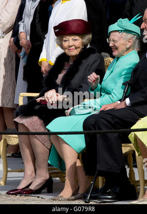 Stockholm, Schweden. 30. April 2016. Prinzessin Beatrix (L) und Königin Margerethe während der Feier von König Carl Gustaf 70. Geburtstag RPE/Albert Nieboer/Niederlande, - NO WIRE SERVICE - Credit: Dpa picture-Alliance/Alamy Live News Stockfoto