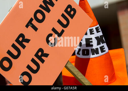 Blackpool, Lancashire, UK 30. April 2016.   Fans zeigen außen Bloomfield Road FC. Bedeutende Verhaftungen wurden in Blackpool als Fußballverein, die Fans außerhalb des Stadions gegen das weiterhin Eigentum des Vereins protestierten Hunderte von der Oyston-Familie gemacht.   Eine starker Polizeipräsenz berittene Offiziere mit der Unterstützung des OSD getrennt das Post-Match Demonstrationen als skandierten die Fans in die Resorts Almosen Häuser verschüttet. Bildnachweis: Cernan Elias/Alamy Live-Nachrichten Stockfoto