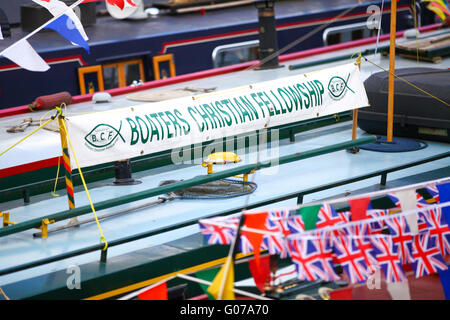 London, UK. 30. April 2016. Dekoriert mit Girlanden und Fahnen auf dem 2016 Canalway Kavalkade-Festival in Little Venice, Warwick Avenue Narrowboats. Die jährliche Veranstaltung, organisiert von The Inland Waterways Association überfährt Mai Wochenende und Feiertagen. Bildnachweis: Dinendra Haria/Alamy Live-Nachrichten Stockfoto