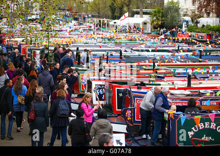 London, UK. 30. April 2016. Dekoriert mit Girlanden und Fahnen auf dem 2016 Canalway Kavalkade-Festival in Little Venice, Warwick Avenue Narrowboats. Die jährliche Veranstaltung, organisiert von The Inland Waterways Association überfährt Mai Wochenende und Feiertagen. Bildnachweis: Dinendra Haria/Alamy Live-Nachrichten Stockfoto