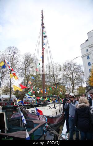 London, UK. 30. April 2016. Dekoriert mit Girlanden und Fahnen auf dem 2016 Canalway Kavalkade-Festival in Little Venice, Warwick Avenue Narrowboats. Die jährliche Veranstaltung, organisiert von The Inland Waterways Association überfährt Mai Wochenende und Feiertagen. Bildnachweis: Dinendra Haria/Alamy Live-Nachrichten Stockfoto