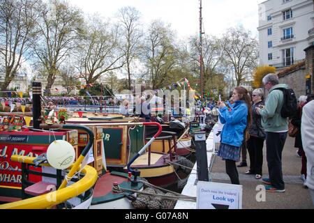 London, UK. 30. April 2016. Dekoriert mit Girlanden und Fahnen auf dem 2016 Canalway Kavalkade-Festival in Little Venice, Warwick Avenue Narrowboats. Die jährliche Veranstaltung, organisiert von The Inland Waterways Association überfährt Mai Wochenende und Feiertagen. Bildnachweis: Dinendra Haria/Alamy Live-Nachrichten Stockfoto