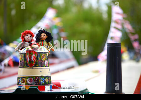 London, UK. 30. April 2016. Dekoriert mit Girlanden und Fahnen auf dem 2016 Canalway Kavalkade-Festival in Little Venice, Warwick Avenue Narrowboats. Die jährliche Veranstaltung, organisiert von The Inland Waterways Association überfährt Mai Wochenende und Feiertagen. Bildnachweis: Dinendra Haria/Alamy Live-Nachrichten Stockfoto