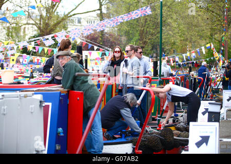 London, UK. 30. April 2016. Dekoriert mit Girlanden und Fahnen auf dem 2016 Canalway Kavalkade-Festival in Little Venice, Warwick Avenue Narrowboats. Die jährliche Veranstaltung, organisiert von The Inland Waterways Association überfährt Mai Wochenende und Feiertagen. Bildnachweis: Dinendra Haria/Alamy Live-Nachrichten Stockfoto