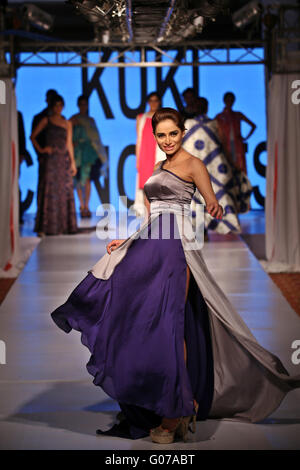 Islamabad. 30. April 2016. Ein Modell stellt eine Kreation des Designers Hina Saleem während einer Modenschau in einem örtlichen Hotel in Islamabad, der Hauptstadt von Pakistan am 30. April 2016. Aktuelle Sommerkollektion während der Modenschau präsentieren. © Saadia Seher/Xinhua/Alamy Live-Nachrichten Stockfoto