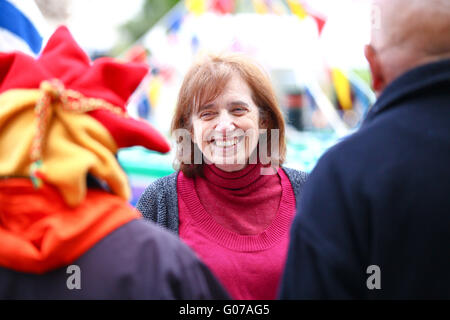 London, UK. 30. April 2016. Dekoriert mit Girlanden und Fahnen auf dem 2016 Canalway Kavalkade-Festival in Little Venice, Warwick Avenue Narrowboats. Die jährliche Veranstaltung, organisiert von The Inland Waterways Association überfährt Mai Wochenende und Feiertagen. Bildnachweis: Dinendra Haria/Alamy Live-Nachrichten Stockfoto