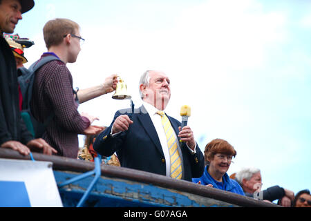 London, UK. 30. April 2016. Dekoriert mit Girlanden und Fahnen auf dem 2016 Canalway Kavalkade-Festival in Little Venice, Warwick Avenue Narrowboats. Die jährliche Veranstaltung, organisiert von The Inland Waterways Association überfährt Mai Wochenende und Feiertagen. Bildnachweis: Dinendra Haria/Alamy Live-Nachrichten Stockfoto