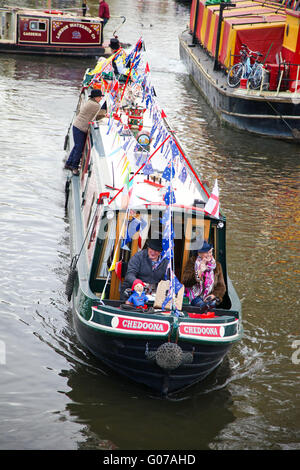 London, UK. 30. April 2016. Dekoriert mit Girlanden und Fahnen auf dem 2016 Canalway Kavalkade-Festival in Little Venice, Warwick Avenue Narrowboats. Die jährliche Veranstaltung, organisiert von The Inland Waterways Association überfährt Mai Wochenende und Feiertagen. Bildnachweis: Dinendra Haria/Alamy Live-Nachrichten Stockfoto