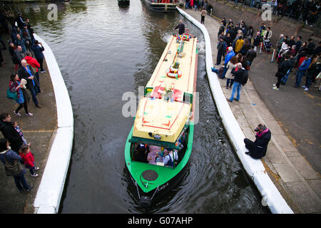 London, UK. 30. April 2016. Dekoriert mit Girlanden und Fahnen auf dem 2016 Canalway Kavalkade-Festival in Little Venice, Warwick Avenue Narrowboats. Die jährliche Veranstaltung, organisiert von The Inland Waterways Association überfährt Mai Wochenende und Feiertagen. Bildnachweis: Dinendra Haria/Alamy Live-Nachrichten Stockfoto