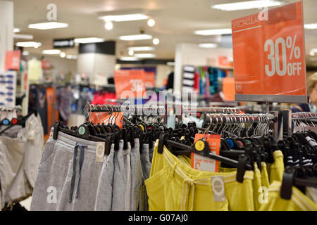 British Home Stores, BHS, Bristol Broadmead, UK, 30. April 2016. Mit finanziellen Schwierigkeiten hat führt zum Zusammenbruch und Verwaltung der nationalen Kette von Läden verkaufen in Stores. Innen mit Racks von Womens Cloathing zu Verkaufspreisen mit 30 Prozent Rabatt. "Kredit: CHARLES STIRLING/Alamy Live-News" Stockfoto