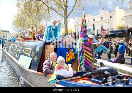 London, UK. 30. April 2016. Dekoriert mit Girlanden und Fahnen auf dem 2016 Canalway Kavalkade-Festival in Little Venice, Warwick Avenue Narrowboats. Die jährliche Veranstaltung, organisiert von The Inland Waterways Association überfährt Mai Wochenende und Feiertagen. Bildnachweis: Dinendra Haria/Alamy Live-Nachrichten Stockfoto