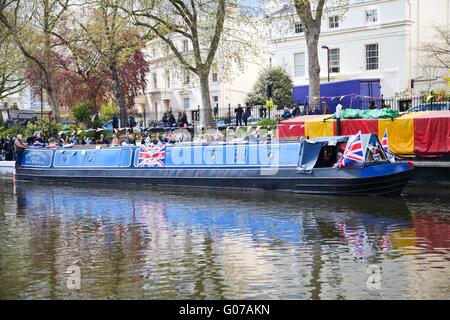 London, UK. 30. April 2016. Dekoriert mit Girlanden und Fahnen auf dem 2016 Canalway Kavalkade-Festival in Little Venice, Warwick Avenue Narrowboats. Die jährliche Veranstaltung, organisiert von The Inland Waterways Association überfährt Mai Wochenende und Feiertagen. Bildnachweis: Dinendra Haria/Alamy Live-Nachrichten Stockfoto