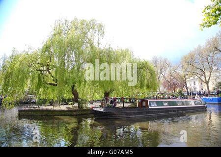 London, UK. 30. April 2016. Dekoriert mit Girlanden und Fahnen auf dem 2016 Canalway Kavalkade-Festival in Little Venice, Warwick Avenue Narrowboats. Die jährliche Veranstaltung, organisiert von The Inland Waterways Association überfährt Mai Wochenende und Feiertagen. Bildnachweis: Dinendra Haria/Alamy Live-Nachrichten Stockfoto