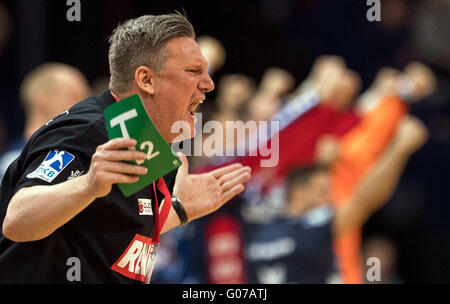 Hamburg, Deutschland. 30. April 2016. Mannheims Trainer Nikolaj Jacobsen während der DHB-Pokal Halbfinale Handball-match zwischen Rhein-Neckar Löwen und SG Flensburg-Handewitt bei Barclaycard Arena in Hamburg, Deutschland, 30. April 2016. Foto: LUKAS SCHULZE/Dpa/Alamy Live News Stockfoto