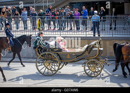 Stockholm, Schweden. 30. April 2016. König Carl Gustaf und Königin Silvia machen eine Tour Fahrt mit der Kutsche durch Strockholm während der Feierlichkeiten der 70. Geburtstag des Königs, Schweden, 30. April 2016. Foto: Patrick van Katwijk POINT DE VUE Stockfoto