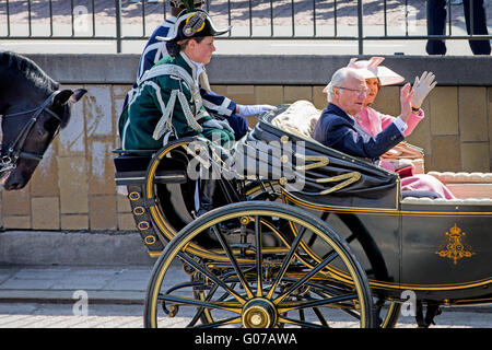 Stockholm, Schweden. 30. April 2016. König Carl Gustaf und Königin Silvia machen eine Tour Fahrt mit der Kutsche durch Strockholm während der Feierlichkeiten der 70. Geburtstag des Königs, Schweden, 30. April 2016. Foto: Patrick van Katwijk POINT DE VUE Stockfoto