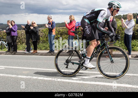 Harewood, England 30. April 2016.One Pro Cycling Richard Handley (GBR) klettert Cote de Harewood Credit: Dan Cooke/Alamy Live News Stockfoto