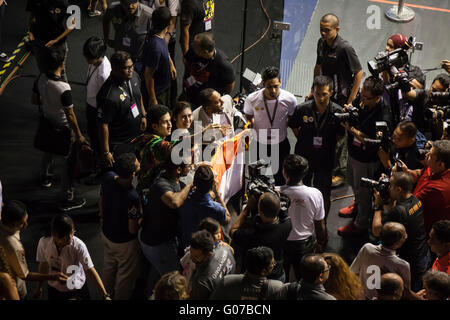 Kuala Lumpur, Malaysia. 30. April 2016. World Champion Squash Sieger Nour El Sherbini von Ägypten Selfie mit Familie und Freunden in Kuala Lumpur, Malaysia. Bildnachweis: Danny Chan/Alamy Live-Nachrichten. Stockfoto