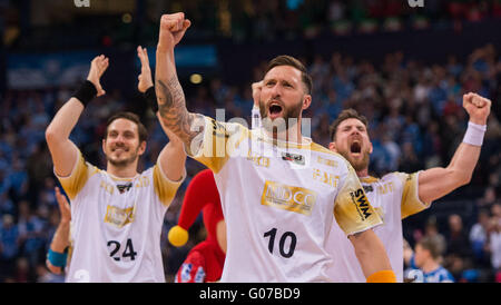 Hamburg, Deutschland. 30. April 2016. Magdeburger Michael Haass (l-R), Fabian van Olphen und Jacob Bagersted feiern den Platz im Finale nach dem DHB Pokal Halbfinale Handball Spiel zwischen Bergischer HC und SC Magdeburg bei Barclaycard Arena in Hamburg, Deutschland, 30. April 2016. Foto: LUKAS SCHULZE/Dpa H/Dpa/Alamy Live-Nachrichten Stockfoto