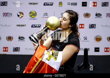 Kuala Lumpur, Malaysia. 30. April 2016. Ägyptens Nour El Sherbini küsste ihren Champion Trophy bei der Womens World Championships 2016 Squash in Kuala Lumpur, Malaysia. Bildnachweis: Danny Chan/Alamy Live-Nachrichten. Stockfoto